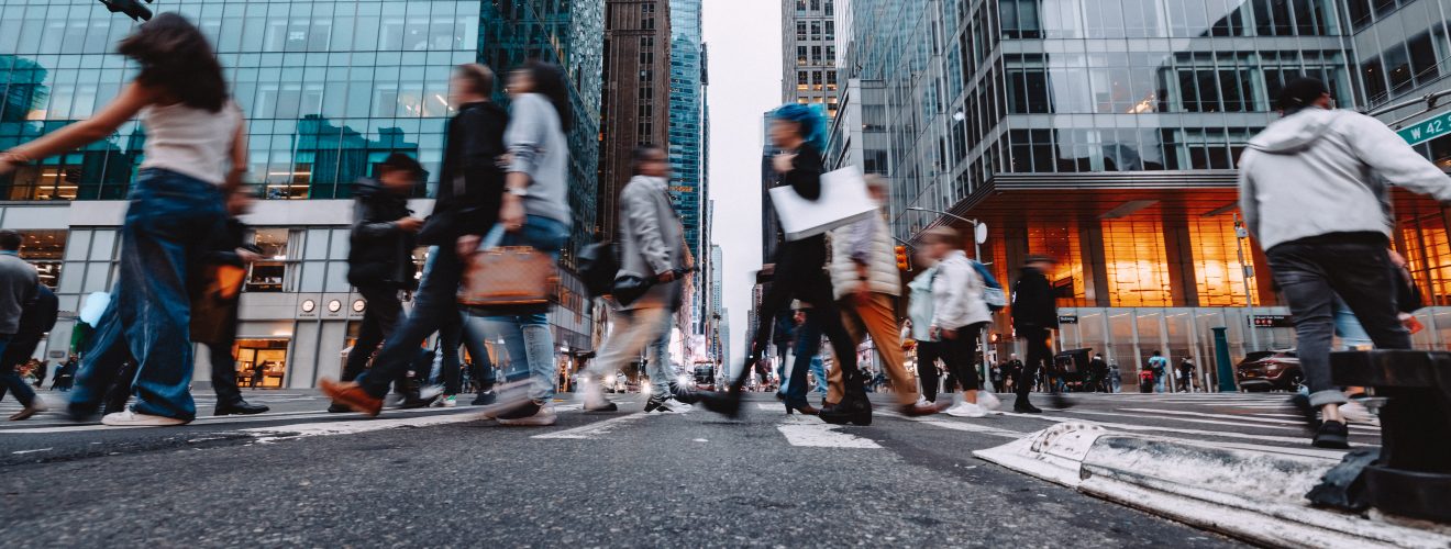 Crowd of people crossing the street in Midtown Manhattan.